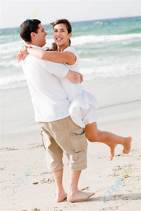 海边沙滩上拥抱的情侣免费图片下载-找素材
