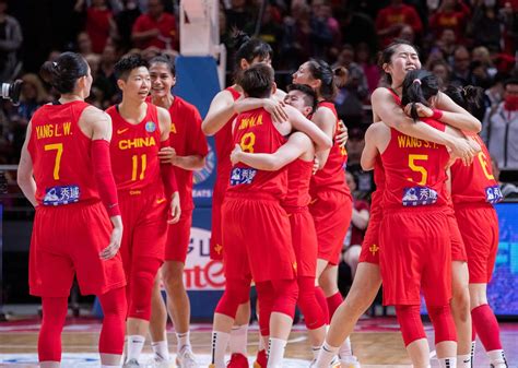 中国女篮时隔28年再夺世界杯亚军 追平历史最佳成绩 - 体育 - 华网