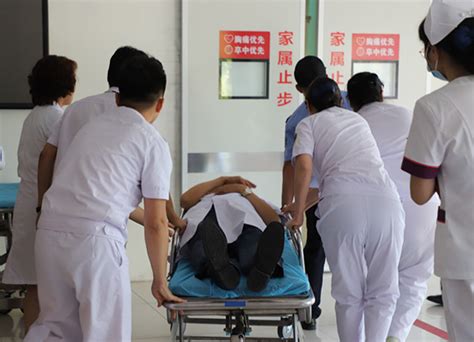 新冠肺炎疫情“吹哨人”李文亮医生去世 年仅34岁_奇速英语