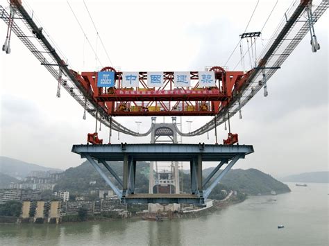 中国最大跨度公轨两用悬索桥合龙_凤凰网
