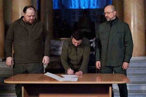泽连斯基签署加入北约申请！乌克兰宣布制裁普京亲属！俄军撤退__财经头条