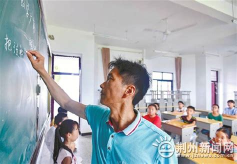 坚守洪湖湖心岛小学25年 残疾老师变“编外爸爸”-新闻中心-荆州新闻网