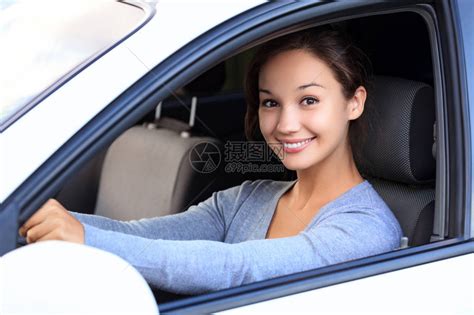 美丽的女司机从车里微笑高清图片下载-正版图片502537009-摄图网