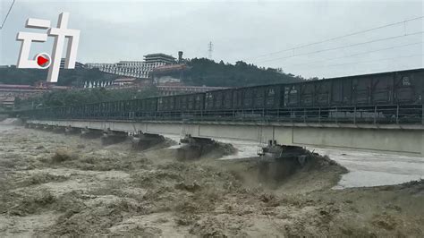桂林水灾惊险一幕：刚刚跑下桥 简易桥就塌了 - 2017年8月15日, 俄罗斯卫星通讯社
