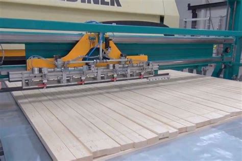 工厂实拍，实木木板是如何加工成型的？原来也是用胶粘起来的