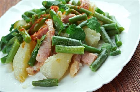 比利时沙拉配土豆培根和绿蔬菜列日色高清图片下载-正版图片307513912-摄图网