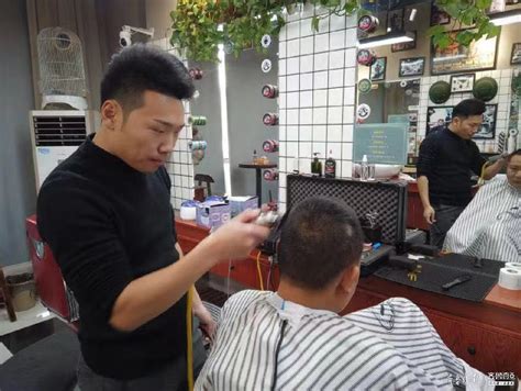 留着胡子的理发师在男士美容院里用理发剪了一个年轻人在理发店高清图片下载-正版图片503117792-摄图网