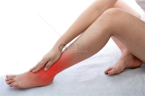 白种背景有脚踝疼痛的年轻妇女红色背部人类高清图片下载-正版图片307784964-摄图网