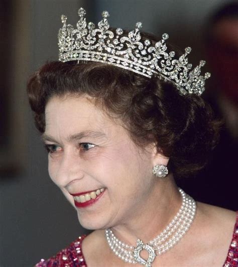 盘点英女王那些让人为之惊叹的珠宝 – 我爱钻石网官网