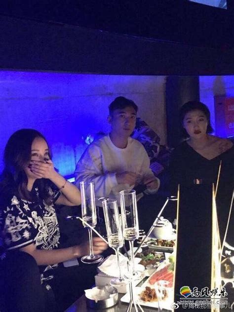 网友爆料王思聪在成都某夜店过除夕：友人喝香槟，吃美食，气氛融洽-新闻资讯-高贝娱乐