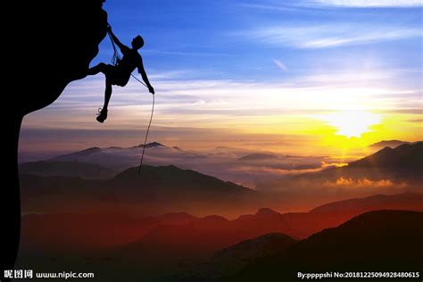 爬到顶峰的攀岩运动爱好者图片免费下载_红动中国