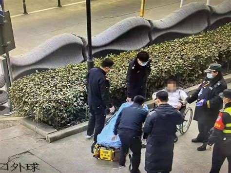 醉酒乘客突发抽搐，地铁站众人全程救助！运营方提醒市民：出行期间要注意身体保护 - 周到上海