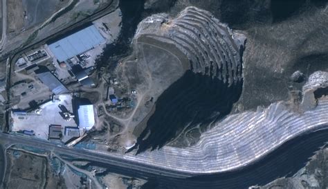 山东能源集团煤矿发生事故已致2人遇难，所属冲击地压矿井全部停产|界面新闻 · 中国