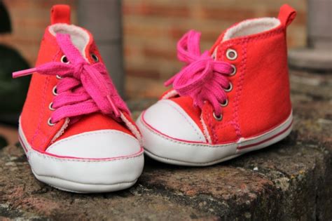 红色婴儿布鞋图片 - PSD素材网