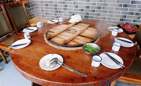 安徽地锅鸡，比东北铁锅炖好吃百倍！铁锅炖上不了“台面”！|铁锅|安徽|台面_新浪新闻