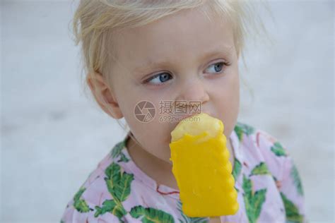 小可爱女孩吃黄色冰淇淋热切地拍了孩子的户高清图片下载-正版图片503684334-摄图网