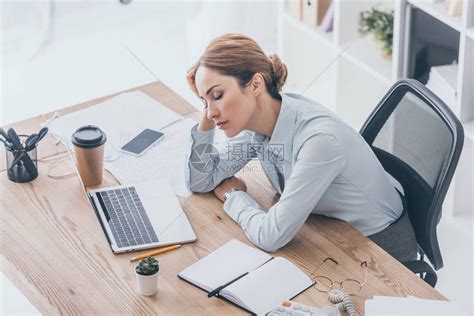 成年女商人在现代办公室工作场所睡觉已精疲力尽的高角高清图片下载-正版图片503104548-摄图网