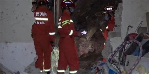 广西20吨巨石滚落砸中民房，致3名儿童身亡_手机新浪网
