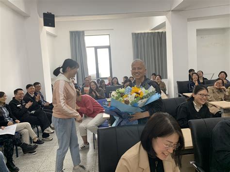 文学院退休教师孟庆惠先生向学院捐赠图书-校友工作办公室