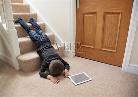 孩子从楼梯上摔下来照片摄影图片_ID:140799874-Veer图库