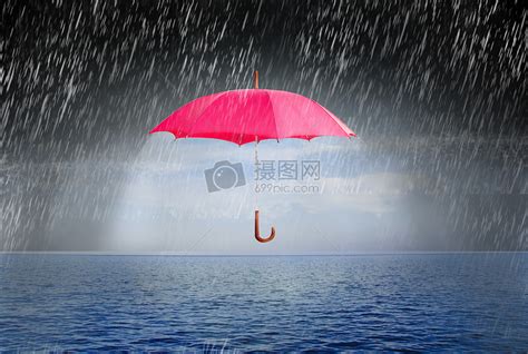 下雨打伞的女孩元素素材下载-正版素材401675277-摄图网
