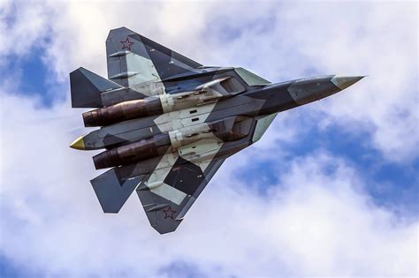 俄苏57战机采用多面阵雷达独具优势 双发首次超低空摆拍_凤凰网视频_凤凰网