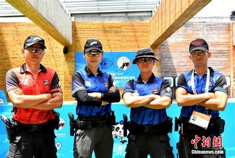 9月22日，中国武警“雪豹突击队”队员在北京市街头执勤。_新浪图集_新浪网