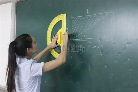 女老师在教室上数学课高清图片下载-正版图片500600868-摄图网