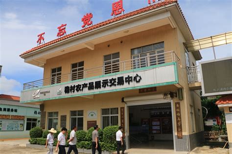 黄坡镇领导带领群众参观新农村_吴川市人民政府网站