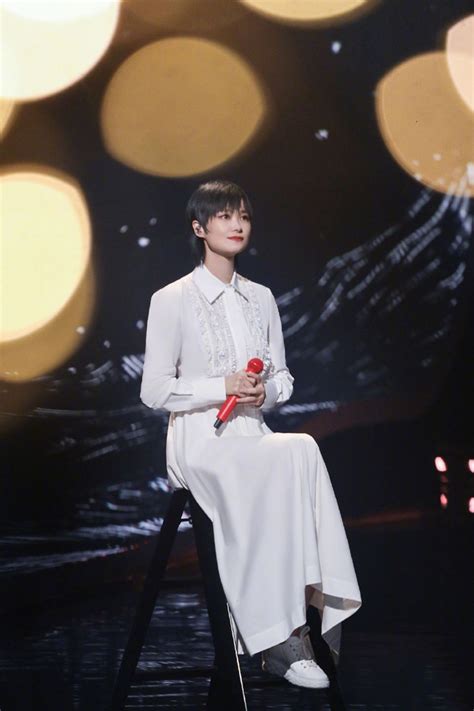 李宇春白色蕾丝衬衫裙造型亮相舞台 献唱《银河中的星星》_新浪图片