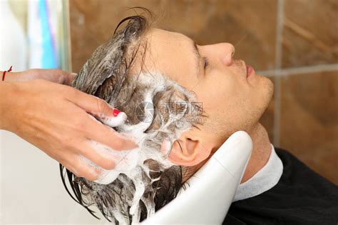 女手在理发前用洗发水在理发店给英俊的微笑男人洗头角蛋白修复最新趋势新鲜想法理发挑选缩短提示高清图片下载-正版图片507341874-摄图网