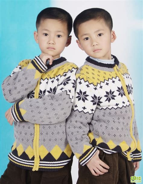英3岁双胞胎兄弟穿衣有型 互称“国王”_话题_GQ男士网