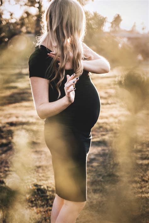 欧美孕妇户外摄影图片 - PSD素材网