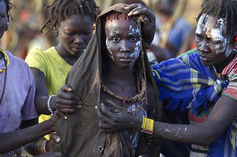 非洲原始部落女子以嘴大为美|原始部落|盘子_凤凰健康