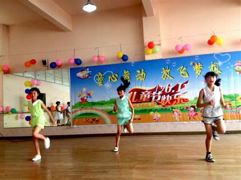 最新幼儿园老师舞蹈《童年在长大》梦想在成长_腾讯视频