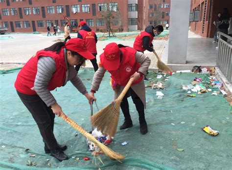 雪莲社区组织志愿者义务打扫卫生活动