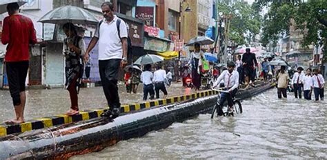 印度暴雨至少80余人死亡 医院被淹病房进水变小河_荔枝网新闻