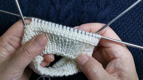 毛线编织教程，简单波浪花纹的编织方法！