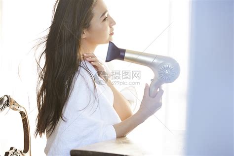 女人用吹风机吹头发高清图片下载-正版图片502155706-摄图网