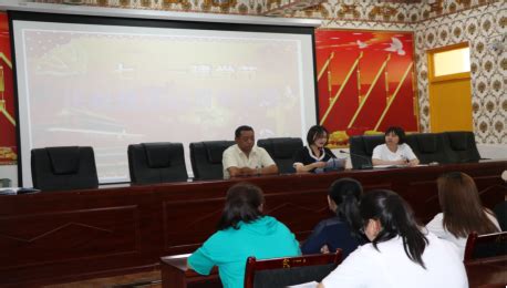 马克思主义学院研究生杨天菊在巴塘中学全体党员学习会议上交流发言