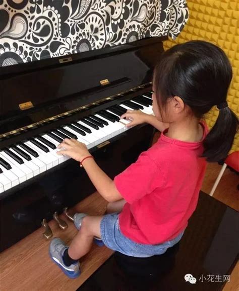 小女孩练习弹钢琴高清图片下载-正版图片501579234-摄图网