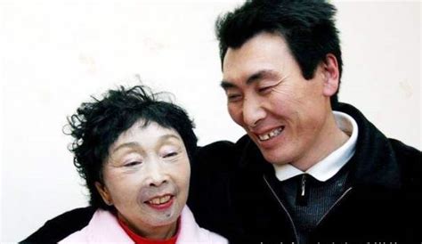 50岁大叔嫁给71岁老汉，却说是真爱，从来都不在意别人的眼光|真爱|跨性别者|同性恋者_新浪新闻