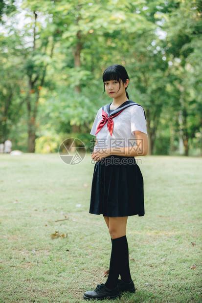 看着公园户外电影陈年风格的日本女学生装扮肖像AsianJapan高清图片下载-正版图片504298383-摄图网