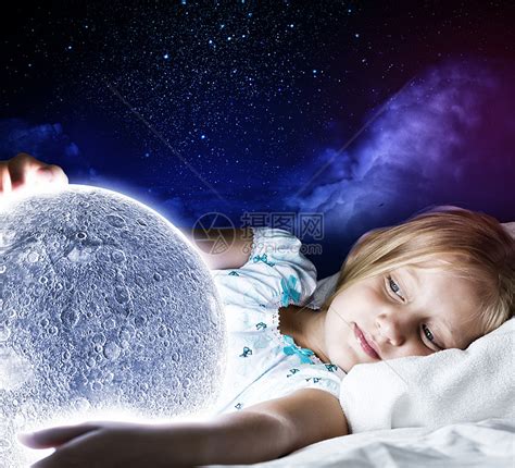 卡通女孩躺在床上看着窗外的月亮gif图片-动态图片基地