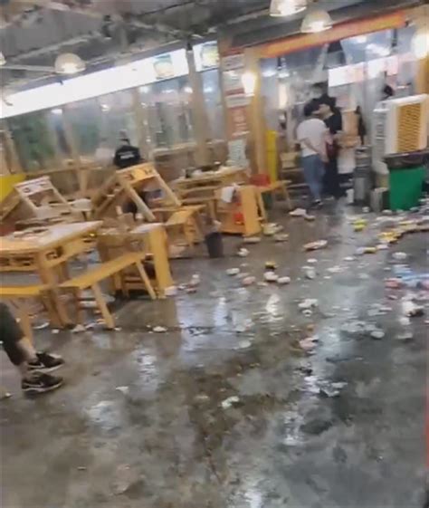重庆观音桥一火锅店被砸，店方：顾客称喝出异物，已相互道歉