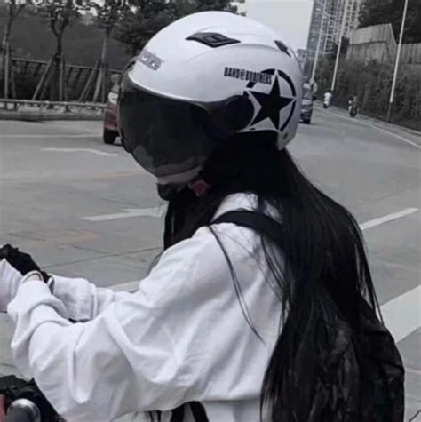甜美女生头像带头盔动漫
