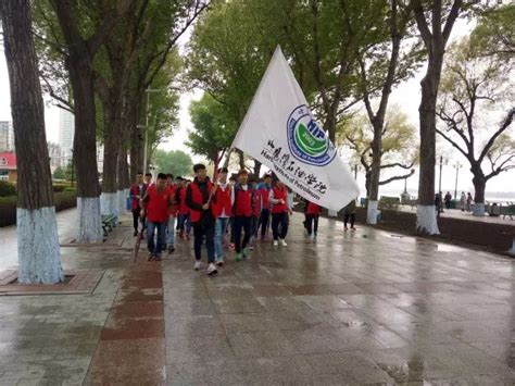 [公益]哈尔滨石油学院50名大学生志愿者参加生活报举办的“我与地名有约”徒步活动-哈尔滨石油学院