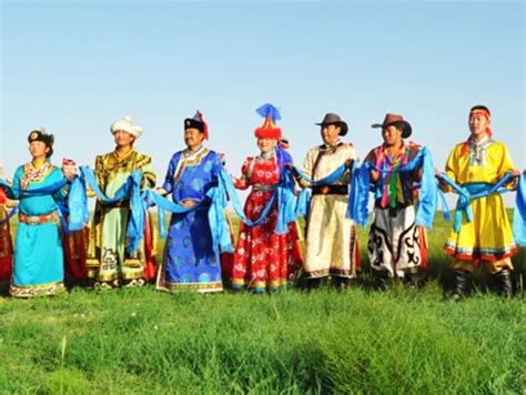 蒙古族隆重的礼仪习俗“献哈达”_世界风俗网