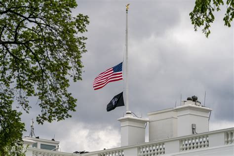 拜登下令白宫降半旗以示哀悼|拜登|英国|白宫_新浪新闻