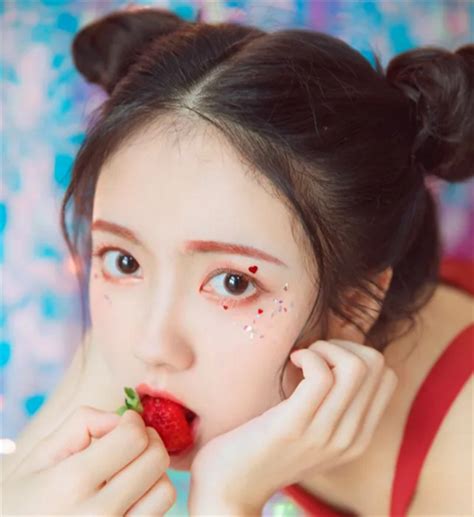 甜美女生头像扎丸子头